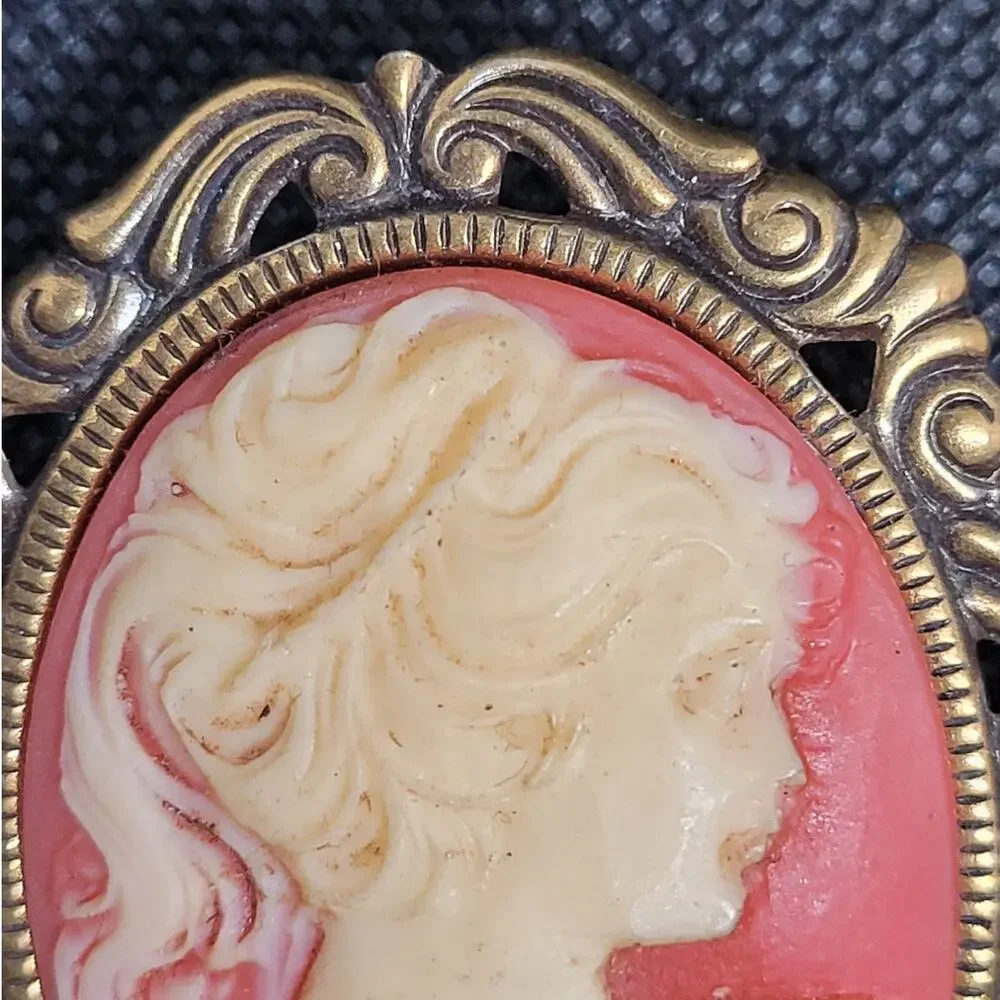 Vintage Luxe Resin Cameo Brooch &‎ Earring Set Coquette Baroque Retro Glam